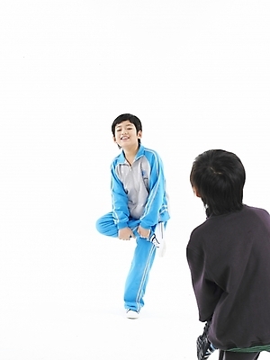 포토 JPG 스튜디오촬영 전신 남자 초등학생 어린이 포즈 하늘색 실내 표정 사람 동양인 소년 두명 세로 운동복 검은색 한국인 닭싸움 남자만 어린이만 소년만 국내포토 학생 옷 컬러 인종 내부 파란색 싸움 파일형식