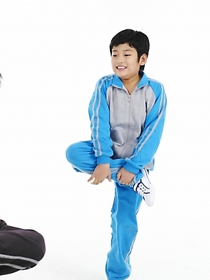 포토 JPG 스튜디오촬영 전신 남자 초등학생 어린이 포즈 하늘색 실내 표정 한명 사람 동양인 소년 세로 운동복 한국인 닭싸움 남자만 남자한명만 어린이만 소년만 소년한명만 국내포토 1 학생 옷 인종 내부 파란색 싸움 파일형식