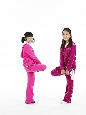 포토 JPG 스튜디오촬영 전신 여자 남자 초등학생 어린이 분홍색 포즈 실내 표정 누끼 사람 동양인 소녀 소년 두명 세로 운동복 한국인 닭싸움 어린이만 국내포토 학생 옷 컬러 인종 내부 싸움 파일형식