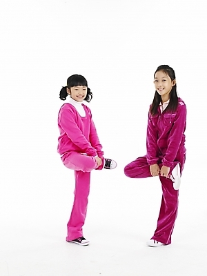 포토 JPG 스튜디오촬영 전신 여자 남자 초등학생 어린이 분홍색 포즈 실내 표정 누끼 사람 동양인 소녀 소년 두명 세로 운동복 한국인 닭싸움 어린이만 국내포토 학생 옷 컬러 인종 내부 싸움 파일형식