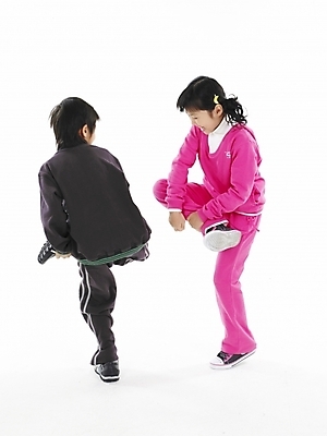 포토 JPG 스튜디오촬영 전신 여자 남자 초등학생 어린이 분홍색 포즈 실내 표정 누끼 사람 동양인 소녀 소년 두명 세로 운동복 검은색 한국인 닭싸움 어린이만 국내포토 학생 옷 컬러 인종 내부 싸움 파일형식