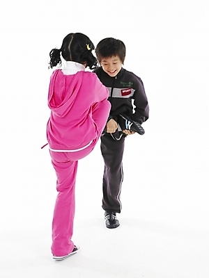 포토 JPG 스튜디오촬영 전신 여자 남자 초등학생 어린이 분홍색 포즈 실내 표정 누끼 사람 동양인 소녀 소년 두명 세로 운동복 검은색 한국인 닭싸움 어린이만 국내포토 학생 옷 컬러 인종 내부 싸움 파일형식