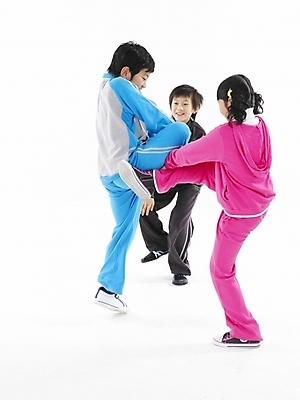 포토 JPG 스튜디오촬영 전신 여자 남자 초등학생 어린이 분홍색 포즈 하늘색 실내 표정 누끼 사람 동양인 소녀 소년 세로 세명 운동복 검은색 한국인 닭싸움 어린이만 국내포토 학생 옷 컬러 인종 내부 파란색 싸움 파일형식