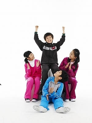 포토 JPG 스튜디오촬영 전신 여자 남자 초등학생 어린이 포즈 하늘색 실내 표정 누끼 사람 동양인 소녀 소년 여러명 세로 운동복 한국인 축하 박수 즐거움 어린이만 국내포토 학생 옷 감정 다수 컨셉 인종 손짓 내부 파란색 파일형식