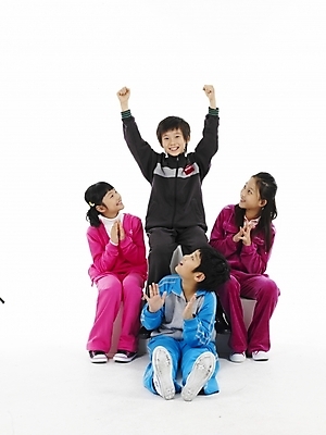포토 JPG 스튜디오촬영 전신 여자 남자 초등학생 어린이 포즈 하늘색 실내 표정 누끼 사람 동양인 소녀 소년 여러명 세로 운동복 한국인 축하 박수 즐거움 어린이만 국내포토 학생 옷 감정 다수 컨셉 인종 손짓 내부 파란색 파일형식