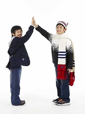 포토 JPG 스튜디오촬영 모자 남자 초등학생 어린이 포즈 실내 표정 누끼 사람 동양인 손짓 소년 두명 세로 친구 목도리 한국인 하이파이브 손뼉치기 남자만 어린이만 소년만 국내포토 학생 잡화 관계 모션 인종 내부 파일형식