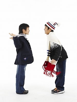 포토 JPG 스튜디오촬영 모자 남자 초등학생 어린이 포즈 놀이 실내 표정 누끼 사람 동양인 소년 두명 세로 친구 목도리 한국인 남자만 어린이만 소년만 국내포토 학생 잡화 관계 인종 내부 파일형식
