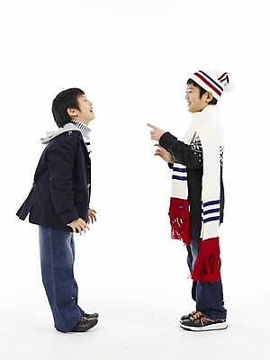 포토 JPG 스튜디오촬영 모자 남자 초등학생 어린이 포즈 실내 표정 누끼 사람 동양인 소년 두명 세로 친구 목도리 한국인 남자만 어린이만 소년만 국내포토 학생 잡화 관계 인종 내부 파일형식