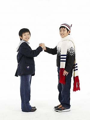포토 JPG 스튜디오촬영 모자 남자 초등학생 어린이 포즈 실내 표정 누끼 사람 동양인 소년 두명 세로 친구 손잡기 목도리 한국인 남자만 어린이만 소년만 국내포토 학생 잡화 관계 모션 인종 내부 파일형식