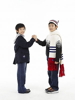 포토 JPG 스튜디오촬영 모자 남자 초등학생 어린이 포즈 실내 표정 누끼 사람 동양인 소년 두명 세로 친구 손잡기 목도리 한국인 남자만 어린이만 소년만 국내포토 학생 잡화 관계 모션 인종 내부 파일형식