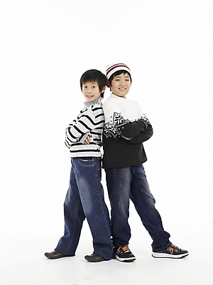 포토 JPG 스튜디오촬영 모자 남자 초등학생 어린이 포즈 실내 표정 누끼 사람 동양인 소년 두명 세로 친구 한국인 남자만 어린이만 소년만 국내포토 학생 잡화 관계 인종 내부 파일형식