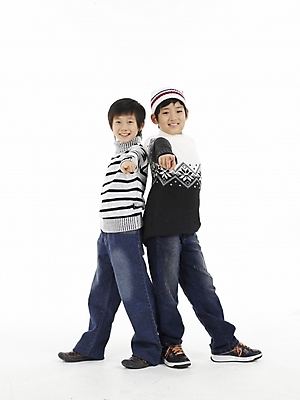 포토 JPG 스튜디오촬영 모자 남자 초등학생 어린이 포즈 실내 표정 누끼 사람 동양인 소년 두명 세로 친구 한국인 남자만 어린이만 소년만 국내포토 학생 잡화 관계 인종 내부 파일형식