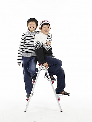 포토 JPG 스튜디오촬영 모자 남자 초등학생 어린이 포즈 사다리 실내 표정 누끼 사람 동양인 소년 두명 세로 친구 한국인 남자만 어린이만 소년만 국내포토 학생 잡화 관계 인종 내부 도구 파일형식