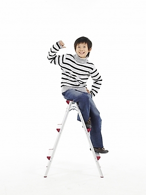 포토 JPG 스튜디오촬영 남자 초등학생 어린이 포즈 사다리 실내 표정 한명 누끼 사람 동양인 소년 세로 한국인 남자만 남자한명만 어린이만 소년만 소년한명만 국내포토 1 학생 인종 내부 도구 파일형식