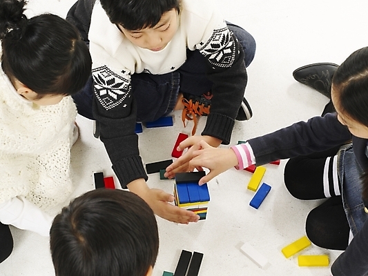 포토 JPG 스튜디오촬영 여자 남자 초등학생 어린이 포즈 놀이 실내 표정 사람 동양인 소녀 소년 여러명 가로 하이앵글 한국인 게임 보드게임 젠가 어린이만 국내포토 학생 뷰포인트 다수 인종 내부 놀이용품 파일형식