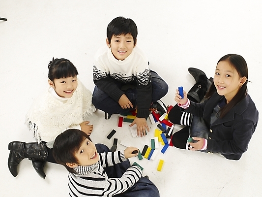 포토 JPG 스튜디오촬영 여자 남자 초등학생 어린이 포즈 놀이 실내 표정 사람 동양인 소녀 소년 여러명 가로 하이앵글 한국인 게임 보드게임 젠가 어린이만 국내포토 학생 뷰포인트 다수 인종 내부 놀이용품 파일형식