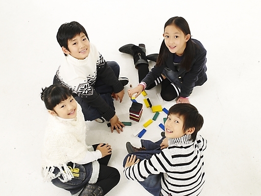 포토 JPG 스튜디오촬영 여자 남자 초등학생 어린이 포즈 놀이 실내 표정 사람 동양인 소녀 소년 여러명 가로 하이앵글 한국인 게임 보드게임 젠가 어린이만 국내포토 학생 뷰포인트 다수 인종 내부 놀이용품 파일형식