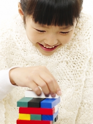 포토 JPG 스튜디오촬영 여자 초등학생 어린이 포즈 놀이 실내 표정 한명 사람 동양인 소녀 상반신 세로 컬러풀 한국인 게임 보드게임 젠가 여자만 여자한명만 어린이만 소녀만 소녀한명만 국내포토 1 학생 컬러 인종 내부 놀이용품 파일형식