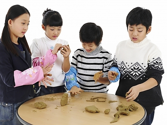 포토 JPG 스튜디오촬영 여자 어린이교육 교육 남자 초등학생 어린이 분홍색 포즈 하늘색 탁자 실내 표정 사람 동양인 소녀 소년 여러명 상반신 가로 한국인 점토 어린이만 국내포토 학생 컬러 가구 다수 인종 내부 파란색 파일형식 생활용품 오브젝트