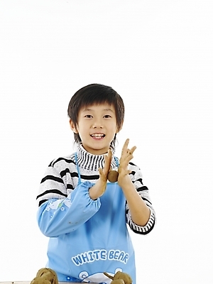 포토 JPG 스튜디오촬영 어린이교육 교육 남자 초등학생 어린이 포즈 하늘색 탁자 실내 표정 한명 누끼 사람 동양인 소년 상반신 세로 앞치마 한국인 점토 남자만 남자한명만 어린이만 소년만 소년한명만 국내포토 1 학생 가구 인종 내부 파란색 파일형식