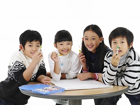 포토 JPG 스튜디오촬영 여자 어린이교육 교육 남자 초등학생 어린이 포즈 탁자 실내 표정 미술 사람 동양인 소녀 소년 여러명 상반신 가로 한국인 그리기 스케치북 그림 크레파스 어린이만 국내포토 학생 가구 다수 모션 문화예술 학용품 인종 내부 파일형식