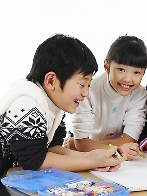 포토 JPG 스튜디오촬영 여자 어린이교육 교육 남자 초등학생 어린이 포즈 탁자 실내 표정 미술 미소 사람 동양인 소녀 소년 상반신 두명 세로 한국인 그리기 스케치북 그림 크레파스 어린이만 국내포토 학생 가구 모션 문화예술 학용품 인종 내부 파일형식