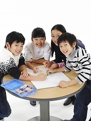 포토 JPG 스튜디오촬영 여자 어린이교육 교육 남자 초등학생 어린이 포즈 탁자 실내 표정 미술 미소 사람 동양인 소녀 소년 여러명 상반신 세로 한국인 그리기 스케치북 그림 크레파스 어린이만 국내포토 학생 가구 다수 모션 문화예술 학용품 인종 내부 파일형식