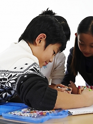 포토 JPG 스튜디오촬영 여자 어린이교육 교육 남자 초등학생 어린이 포즈 탁자 실내 표정 미술 사람 동양인 소녀 소년 상반신 세로 세명 한국인 그리기 스케치북 그림 크레파스 어린이만 국내포토 학생 가구 모션 문화예술 학용품 인종 내부 파일형식