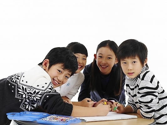 포토 JPG 스튜디오촬영 여자 어린이교육 교육 남자 초등학생 어린이 포즈 탁자 실내 표정 미술 미소 사람 동양인 소녀 소년 여러명 상반신 가로 한국인 그리기 스케치북 그림 크레파스 어린이만 국내포토 학생 가구 다수 모션 문화예술 학용품 인종 내부 파일형식