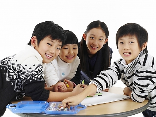 포토 JPG 스튜디오촬영 여자 어린이교육 교육 남자 초등학생 어린이 포즈 탁자 실내 표정 미술 미소 사람 동양인 소녀 소년 여러명 상반신 가로 한국인 그리기 스케치북 그림 크레파스 어린이만 국내포토 학생 가구 다수 모션 문화예술 학용품 인종 내부 파일형식