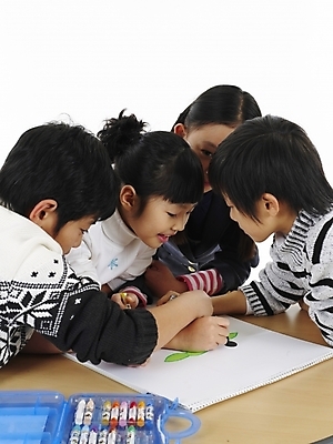 포토 JPG 스튜디오촬영 여자 어린이교육 교육 남자 초등학생 어린이 포즈 탁자 실내 표정 미술 사람 동양인 소녀 소년 여러명 상반신 세로 한국인 그리기 스케치북 그림 크레파스 어린이만 국내포토 학생 가구 다수 모션 문화예술 학용품 인종 내부 파일형식