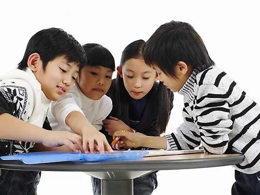 포토 JPG 스튜디오촬영 여자 어린이교육 교육 남자 초등학생 어린이 포즈 탁자 실내 표정 미술 사람 동양인 소녀 소년 여러명 상반신 가로 한국인 그리기 스케치북 그림 크레파스 어린이만 국내포토 학생 가구 다수 모션 문화예술 학용품 인종 내부 파일형식