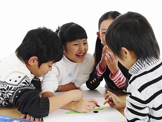 포토 JPG 스튜디오촬영 여자 어린이교육 교육 남자 초등학생 어린이 포즈 탁자 실내 표정 미술 사람 동양인 소녀 소년 여러명 상반신 가로 한국인 그리기 스케치북 그림 크레파스 어린이만 국내포토 학생 가구 다수 모션 문화예술 학용품 인종 내부 파일형식