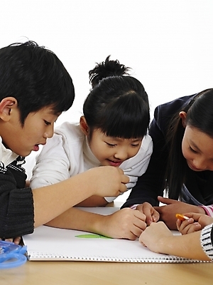 포토 JPG 스튜디오촬영 여자 어린이교육 교육 남자 초등학생 어린이 포즈 탁자 실내 표정 미술 사람 동양인 소녀 소년 상반신 세로 세명 한국인 그리기 스케치북 그림 크레파스 어린이만 국내포토 학생 가구 모션 문화예술 학용품 인종 내부 파일형식