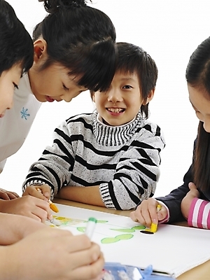 포토 JPG 스튜디오촬영 여자 어린이교육 교육 남자 초등학생 어린이 포즈 실내 표정 미술 미소 사람 동양인 소녀 소년 여러명 상반신 세로 한국인 그리기 스케치북 그림 크레파스 어린이만 국내포토 학생 다수 모션 문화예술 학용품 인종 내부 파일형식