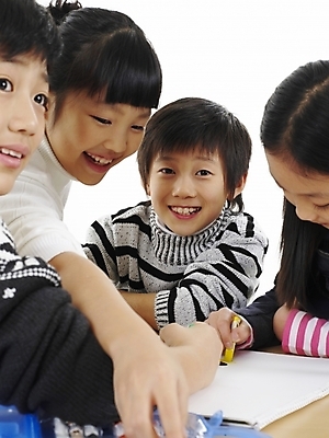 포토 JPG 스튜디오촬영 여자 어린이교육 교육 남자 초등학생 어린이 포즈 실내 표정 미술 미소 사람 동양인 소녀 소년 여러명 상반신 세로 한국인 그리기 스케치북 그림 크레파스 어린이만 국내포토 학생 다수 모션 문화예술 학용품 인종 내부 파일형식