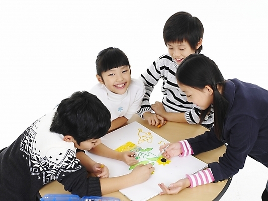 포토 JPG 스튜디오촬영 여자 어린이교육 교육 남자 초등학생 어린이 포즈 실내 표정 미술 미소 사람 동양인 소녀 소년 여러명 상반신 가로 한국인 그리기 스케치북 그림 크레파스 어린이만 국내포토 학생 다수 모션 문화예술 학용품 인종 내부 파일형식