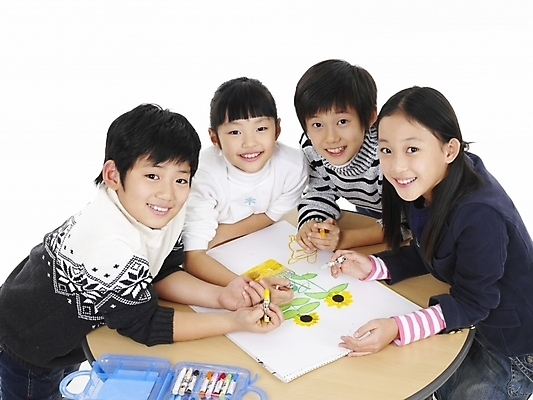 포토 JPG 스튜디오촬영 여자 어린이교육 교육 남자 초등학생 어린이 포즈 실내 표정 미술 사람 동양인 소녀 소년 여러명 상반신 가로 한국인 그리기 스케치북 그림 크레파스 어린이만 국내포토 학생 다수 모션 문화예술 학용품 인종 내부 파일형식