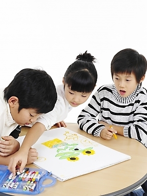 포토 JPG 스튜디오촬영 여자 어린이교육 교육 남자 어린이 포즈 실내 표정 미술 사람 동양인 소녀 소년 상반신 세로 세명 한국인 그리기 스케치북 그림 크레파스 어린이만 국내포토 모션 문화예술 학용품 인종 내부 파일형식