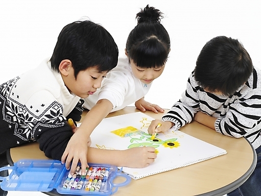 포토 JPG 스튜디오촬영 여자 어린이교육 교육 남자 어린이 포즈 실내 표정 미술 사람 동양인 소녀 소년 상반신 세명 한국인 그리기 스케치북 그림 크레파스 어린이만 국내포토 모션 문화예술 학용품 인종 내부 파일형식