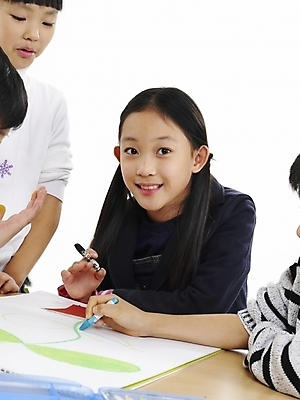 포토 JPG 스튜디오촬영 여자 어린이교육 교육 남자 초등학생 어린이 포즈 실내 표정 미술 사람 동양인 소녀 소년 여러명 상반신 세로 한국인 그리기 스케치북 그림 크레파스 어린이만 국내포토 학생 다수 모션 문화예술 학용품 인종 내부 파일형식