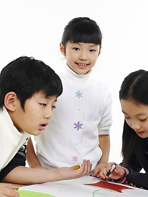 포토 JPG 스튜디오촬영 여자 어린이교육 교육 남자 어린이 포즈 실내 표정 미술 사람 동양인 소녀 소년 상반신 세로 세명 한국인 그리기 스케치북 그림 크레파스 어린이만 국내포토 모션 문화예술 학용품 인종 내부 파일형식