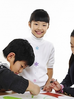 포토 JPG 스튜디오촬영 여자 어린이교육 교육 남자 어린이 포즈 실내 표정 미술 사람 동양인 소녀 소년 상반신 세로 세명 한국인 그리기 스케치북 그림 크레파스 어린이만 국내포토 모션 문화예술 학용품 인종 내부 파일형식