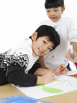 포토 JPG 스튜디오촬영 여자 어린이교육 교육 남자 초등학생 어린이 포즈 실내 표정 미술 사람 동양인 소녀 소년 상반신 두명 세로 한국인 그리기 스케치북 그림 크레파스 어린이만 국내포토 학생 모션 문화예술 학용품 인종 내부 파일형식