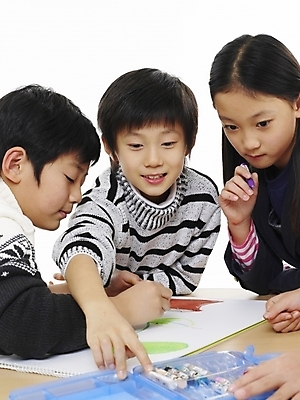 포토 JPG 스튜디오촬영 여자 어린이교육 교육 남자 어린이 포즈 실내 표정 미술 사람 동양인 소녀 소년 상반신 세로 세명 한국인 그리기 스케치북 그림 크레파스 어린이만 국내포토 모션 문화예술 학용품 인종 내부 파일형식