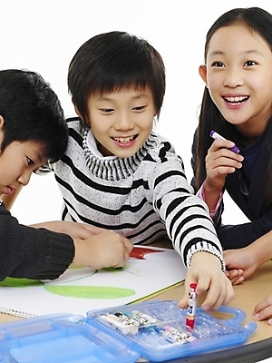 포토 JPG 스튜디오촬영 여자 어린이교육 교육 남자 어린이 포즈 실내 표정 미술 사람 동양인 소녀 소년 상반신 세로 세명 한국인 그리기 스케치북 그림 크레파스 어린이만 국내포토 모션 문화예술 학용품 인종 내부 파일형식