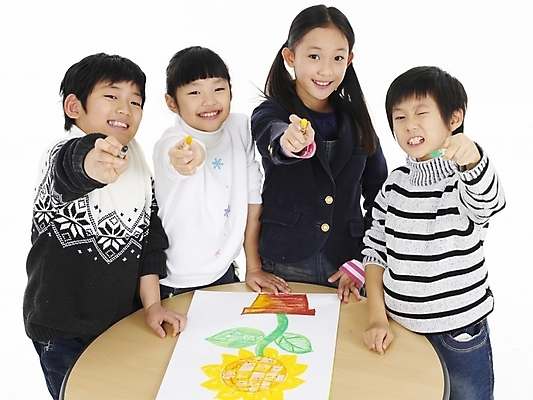 포토 JPG 스튜디오촬영 여자 어린이교육 교육 남자 초등학생 어린이 포즈 실내 표정 미술 사람 동양인 소녀 소년 여러명 상반신 한국인 그리기 스케치북 그림 크레파스 어린이만 국내포토 학생 다수 모션 문화예술 학용품 인종 내부 파일형식