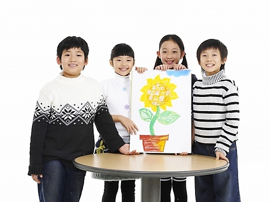 포토 JPG 스튜디오촬영 여자 어린이교육 교육 남자 초등학생 어린이 포즈 실내 표정 미술 누끼 사람 동양인 소녀 소년 여러명 상반신 가로 한국인 스케치북 그림 어린이만 국내포토 학생 다수 문화예술 학용품 인종 내부 파일형식