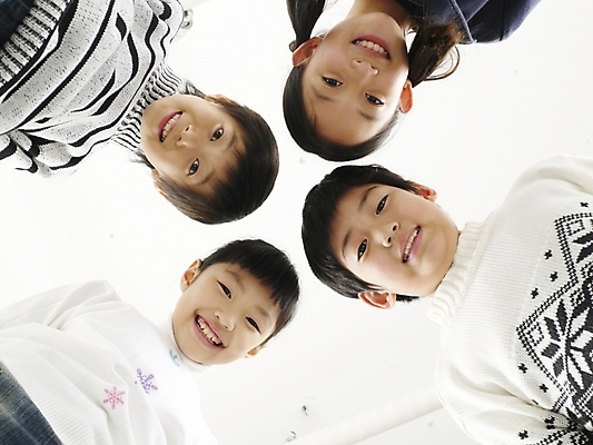 포토 JPG 스튜디오촬영 여자 어린이교육 교육 남자 얼굴 초등학생 어린이 로우앵글 포즈 실내 표정 사람 동양인 소녀 소년 여러명 상반신 신체부위 가로 한국인 어린이만 국내포토 학생 뷰포인트 다수 인종 내부 파일형식