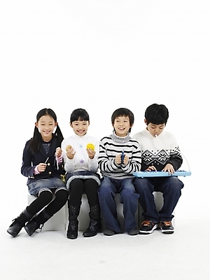 포토 JPG 스튜디오촬영 여자 어린이교육 교육 남자 초등학생 어린이 악기 음악 포즈 연주 타악기 실내 표정 누끼 사람 동양인 소녀 소년 여러명 상반신 세로 한국인 멜로디언 캐스터네츠 어린이만 국내포토 학생 다수 문화예술 인종 내부 파일형식